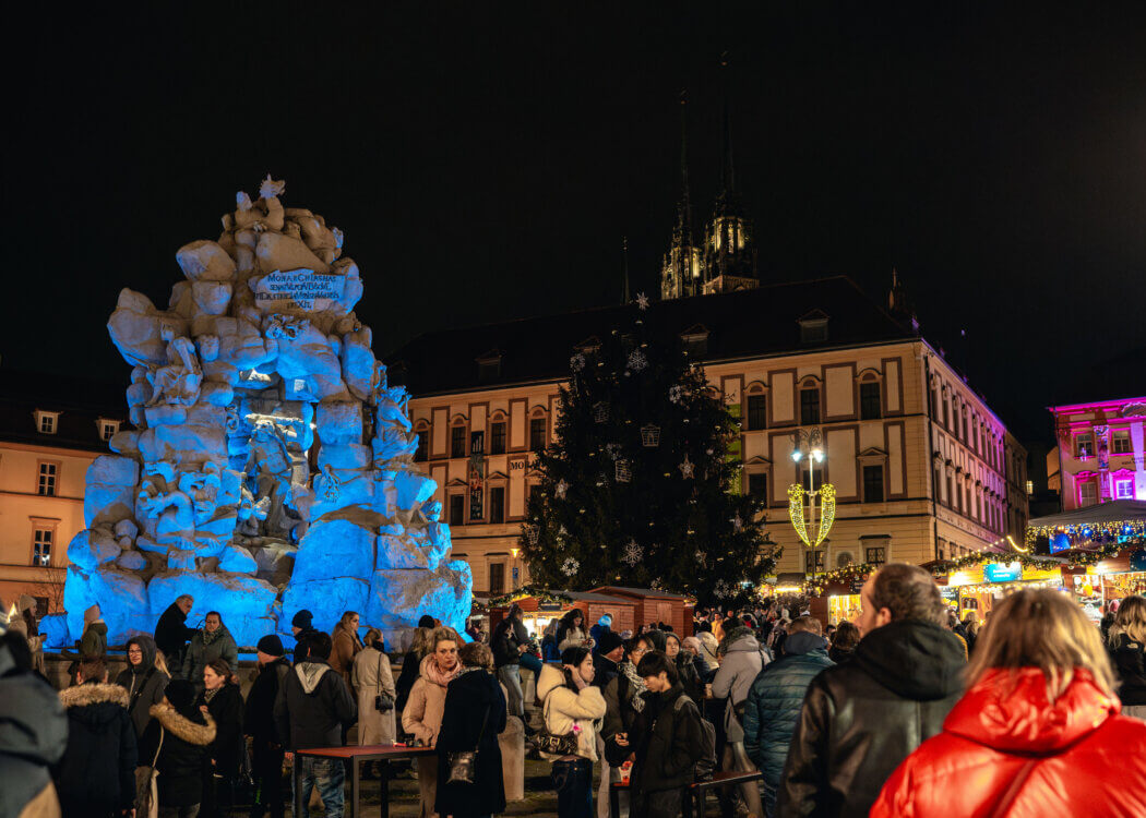 Na Zelném trhu září svátečně nasvícená kašna Parnas